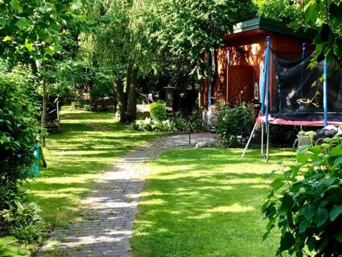 Zahrada ubytování Cottage in Dlugosiodlo near Forest Edge
