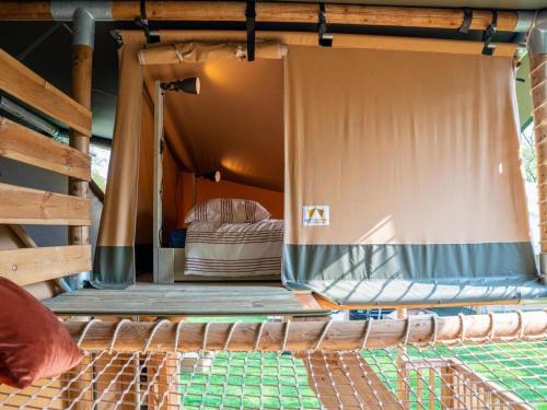 Postel nebo postele na pokoji v ubytování Glamping Tent by Lake De Rhederlaag