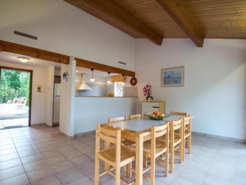 une cuisine et une salle à manger avec une table et des chaises dans l'établissement Holiday Home in Quillan with Pyrenees Views, à Quillan