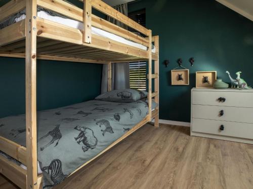 Katil dua tingkat atau katil-katil dua tingkat dalam bilik di Beautiful villa with spacious garden, on a holiday park in Friesland