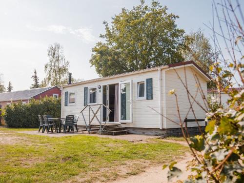 Nice chalet in a holiday park with swimming pool, on the Leukermeer