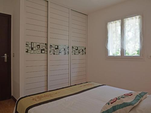 une chambre avec un grand lit et une fenêtre dans l'établissement Villa in Montauroux with Pool and Hill Views, à Montauroux