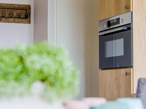 Una cocina o zona de cocina en Chalet in Duisburg with Beach and Harbor Views