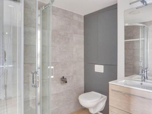 Un baño con ducha, inodoro y lavabo. en Apartment in Boulogne-sur-Mer by the Marina, en Boulogne-sur-Mer