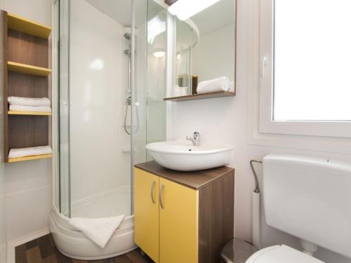 bagno con lavandino e doccia di Modern chalet with two bathrooms, 9 km south of Opatija a Medveja
