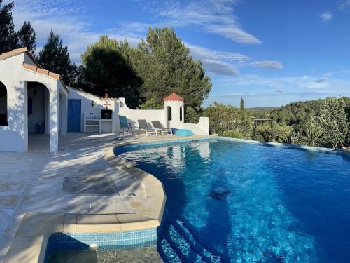 Pouzols-MinervoisにあるModern villa with private poolの家の前の青い水のプール