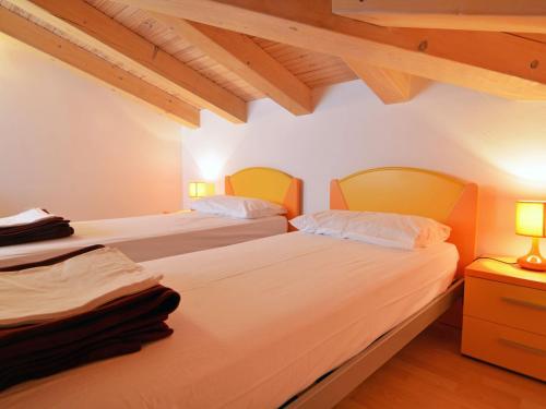 2 camas num quarto com tectos e pisos em madeira em Modern Villa Blue 1 with swimming pool ideal for families & friends em Banjole