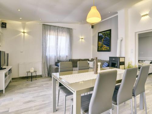 Boutique Villa in Peroj with garden