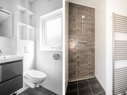 Un baño blanco con inodoro y ducha. en Modern chalet with dishwasher on Texel, en De Cocksdorp
