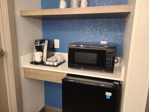Kuchyň nebo kuchyňský kout v ubytování Holiday Inn Express Fort Lauderdale North - Executive Airport by IHG