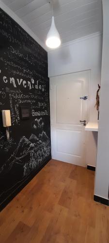 una habitación con una pared negra con escritura. en Departamento confortable en Posadas
