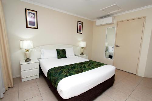 Ένα ή περισσότερα κρεβάτια σε δωμάτιο στο The Palms Motel