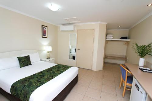 Ένα ή περισσότερα κρεβάτια σε δωμάτιο στο The Palms Motel