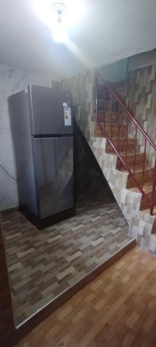 Zimmer mit einer Treppe, einem Kühlschrank und einer Treppe in der Unterkunft Studio meublé à imouzzer kandar in Imouzzer du Kandar