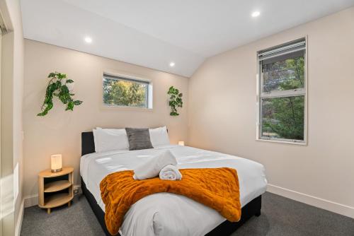 Postel nebo postele na pokoji v ubytování Lakeside Living - Alpine 1A