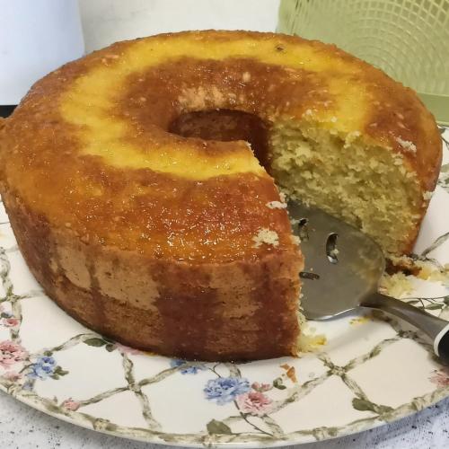 Espaço Bella Ville في Caparaó Velho: قطعة كيك على صحن مع ملعقة