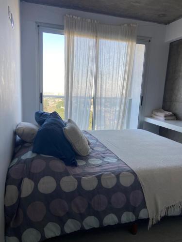 1 dormitorio con 1 cama y ventana grande en Depto Barrio Sur- Plaza Belgrano en San Miguel de Tucumán