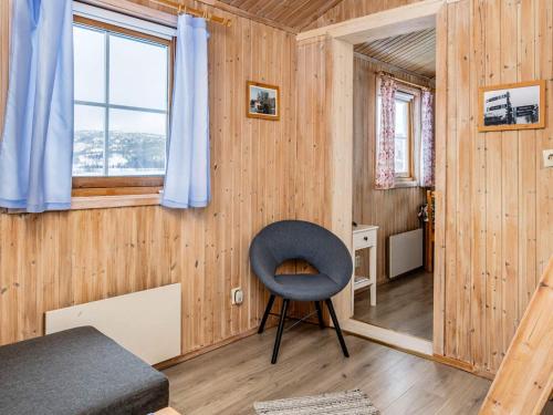 Zimmer mit einem Stuhl und einem Fenster in der Unterkunft Holiday home JÄRPEN II in Järpen