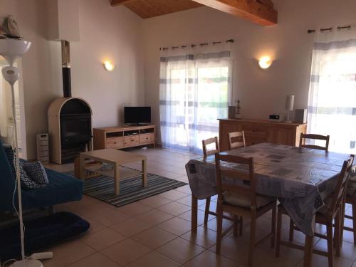 un salon avec une table et une cheminée dans l'établissement Maison neuve avec jardin, plage à 1.5km, animaux acceptés, équipements familiaux et sportifs - FR-1-336-100, à Longeville-sur-Mer