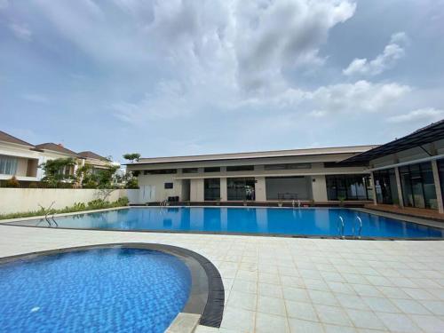 Monde Residence H12 Batam Centre في Sengkuang: مسبح كبير امام مبنى
