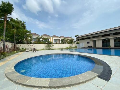 A piscina localizada em Monde Residence H12 Batam Centre ou nos arredores