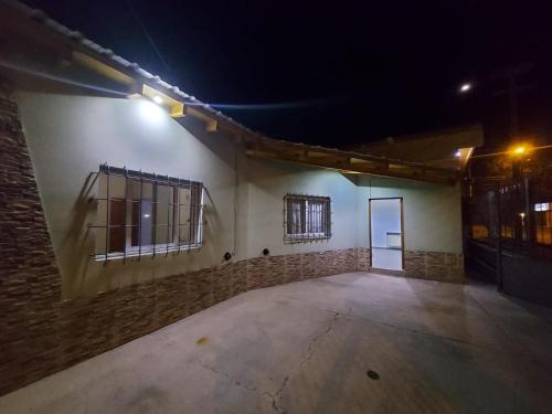 マラルグエにあるMalargüe al Sur, departamentosの夜間の窓とドアが付いた空の部屋