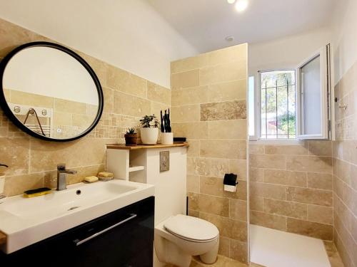 La salle de bains est pourvue d'un lavabo, de toilettes et d'un miroir. dans l'établissement Villa Capbreton, 4 pièces, 8 personnes - FR-1-413-226, à Capbreton