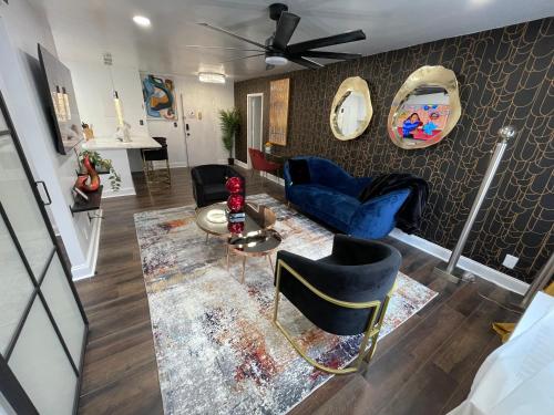 ein Wohnzimmer mit einem blauen Sofa und einem Tisch in der Unterkunft Atlanta coz Home king/queen/Twin in Atlanta