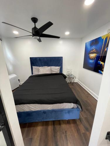 Schlafzimmer mit einem blauen Bett und einem Deckenventilator in der Unterkunft Atlanta coz Home king/queen/Twin in Atlanta