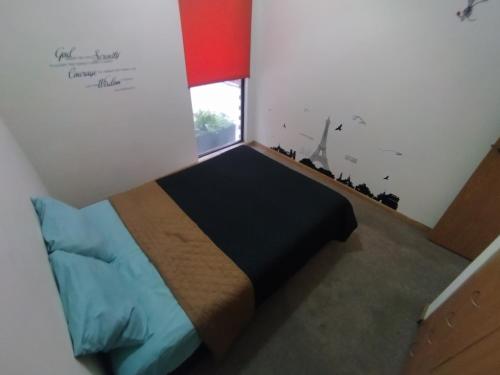 Cama o camas de una habitación en Bello y económico departamento
