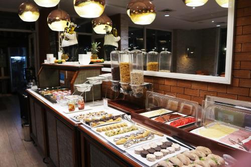 una línea de buffet con muchos tipos diferentes de repostería en Wyndham Garden Antofagasta Pettra en Antofagasta