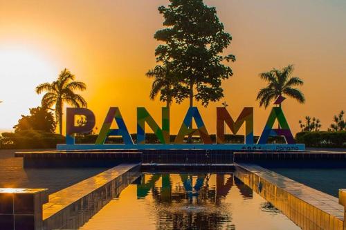a sign that says panama with palm trees in the background at Apartamento Moderno Panamá 02 in Panama City