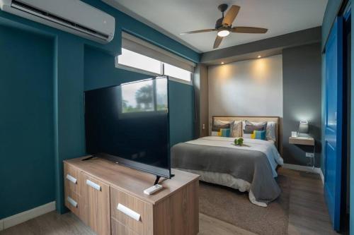 a bedroom with a bed and a ceiling fan at Apartamento Moderno Panamá 02 in Panama City