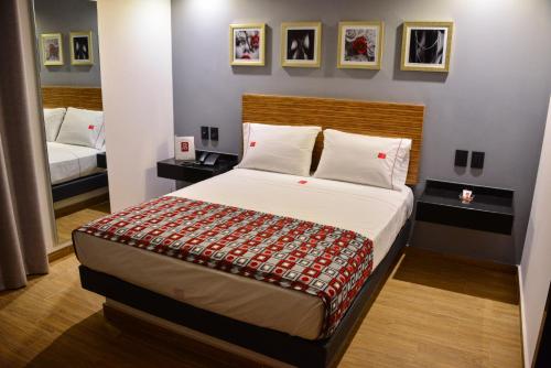 Ein Bett oder Betten in einem Zimmer der Unterkunft Six Hotel Guadalajara Expiatorio