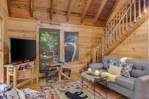 uma sala de estar com um sofá e uma televisão numa cabina em Birds Eye View Chalet em Mentone