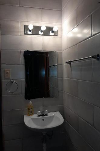 a bathroom with a sink and a mirror at Casa Limón in Chitré