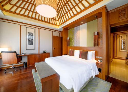 Postel nebo postele na pokoji v ubytování HUALUXE Hotels & Resorts Kunming