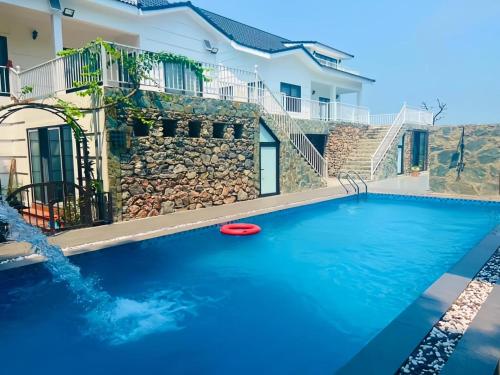 בריכת השחייה שנמצאת ב-Mr Cuong's Villa, Bevery Hills Lương Sơn, Hoà Bình או באזור