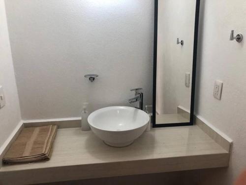 ein Badezimmer mit einem Waschbecken und einem Spiegel in der Unterkunft Departamento, Laguna y Albercas en Dream Lagoons Veracruz in Veracruz