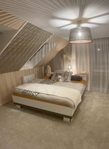 1 dormitorio con 1 cama grande y techo en Luxury Private holiday in Prague - all house, en Drahelčice