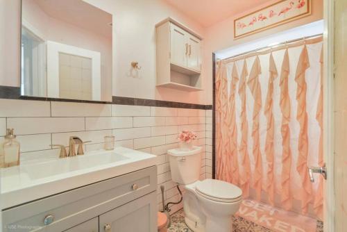 een badkamer met een toilet, een wastafel en een douche bij Pretty in Pink - Pool - Vanity Area - Coffee Nook in Fort Lauderdale