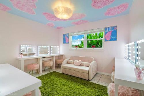 een kinderkamer met een tafel, een bank en een bureau bij Pretty in Pink - Pool - Vanity Area - Coffee Nook in Fort Lauderdale