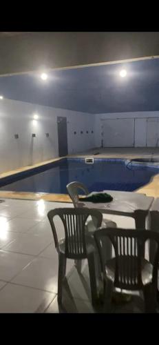 Piscina en o cerca de Casa com Piscina, hidromassagem e churrasqueira.