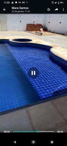 Piscina en o cerca de Casa com Piscina, hidromassagem e churrasqueira.
