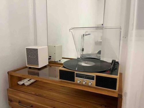 gramofon z płytą winylową na drewnianej półce w obiekcie NEW 2F super cozy 2BR 5min station stay contigo w Seulu