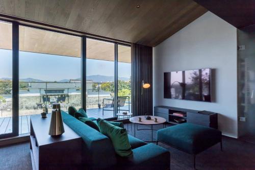 Nespecifikovaný výhled na hory nebo výhled na hory při pohledu z hotelu