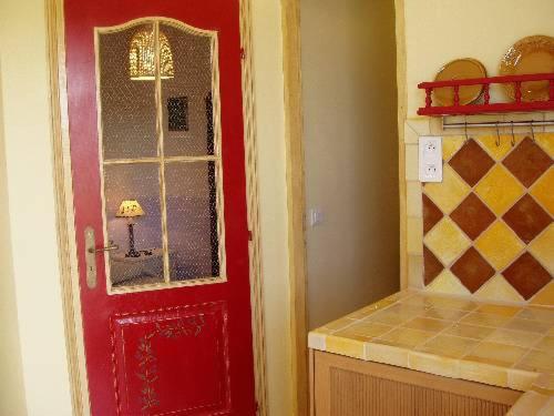 a red door with a window in a kitchen at Un petit paradis en Provence in Fréjus