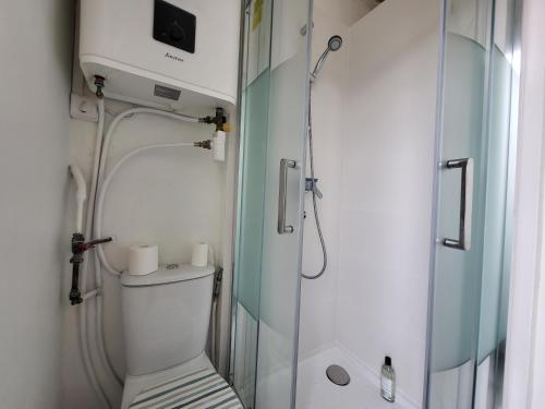 Ένα μπάνιο στο L'Oasis - Charmant appartement Métro Porte d'Italie