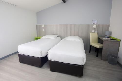 Кровать или кровати в номере Hôtel Le Cheval Blanc