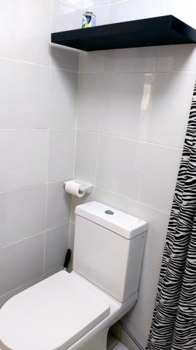Ένα μπάνιο στο Cozy condo for rent